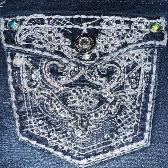 Wallflower Juniors SZ 7 Capris Dark Blue Faded Whiskering Rhinestones Stitching - Picture 2 of 8